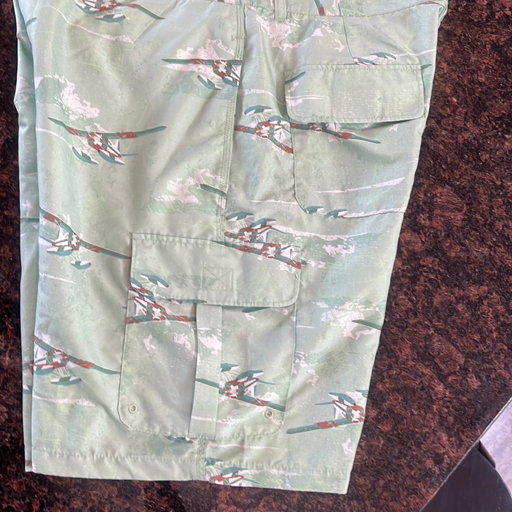 Madda Fella Shorts Size 38 light green polyester Very Good Condition
